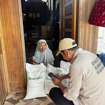 Pemerintah Desa Bawahan Seberang Salurkan Bantuan Beras 10 Kg Bagi Warga